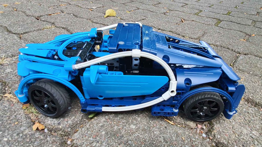 CaDA Blue Sports Car in der Seitenansicht