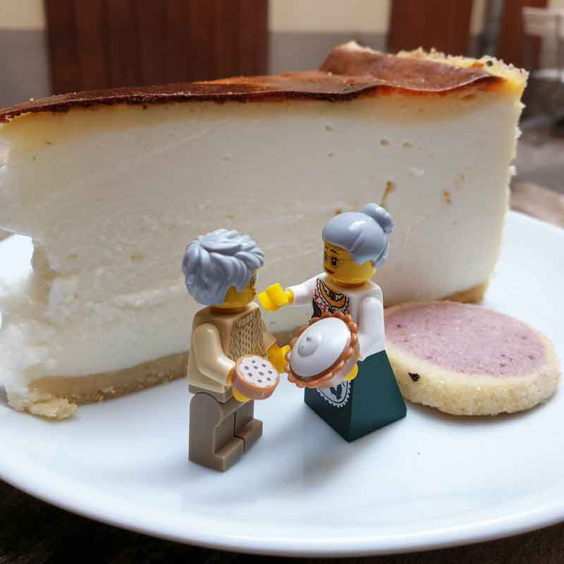 Die LEGO-Minifiguren Oma und Opa essen Käsekuchen