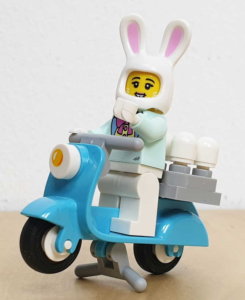 Osterhase Minifigur von Lego auf Roller