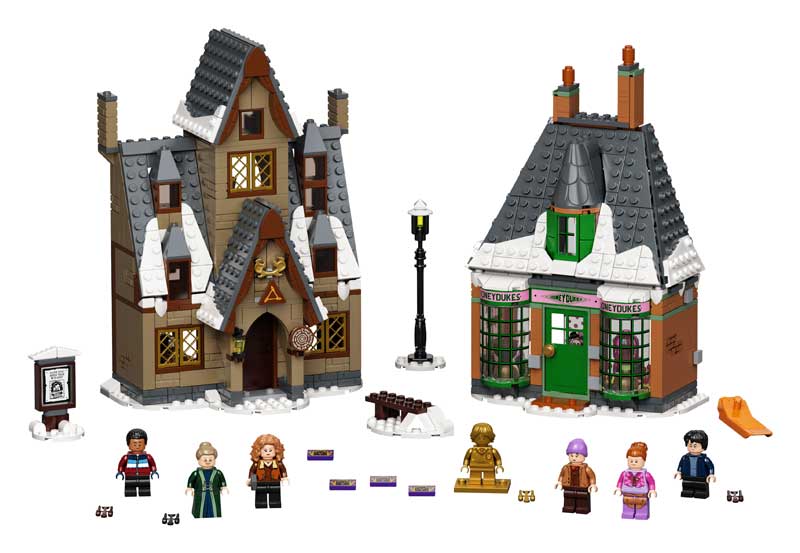 LEGO® Harry Potter™ Hogsmeade™ Village Visit (76388) das aufgebaute Set mit goldener Minifigur