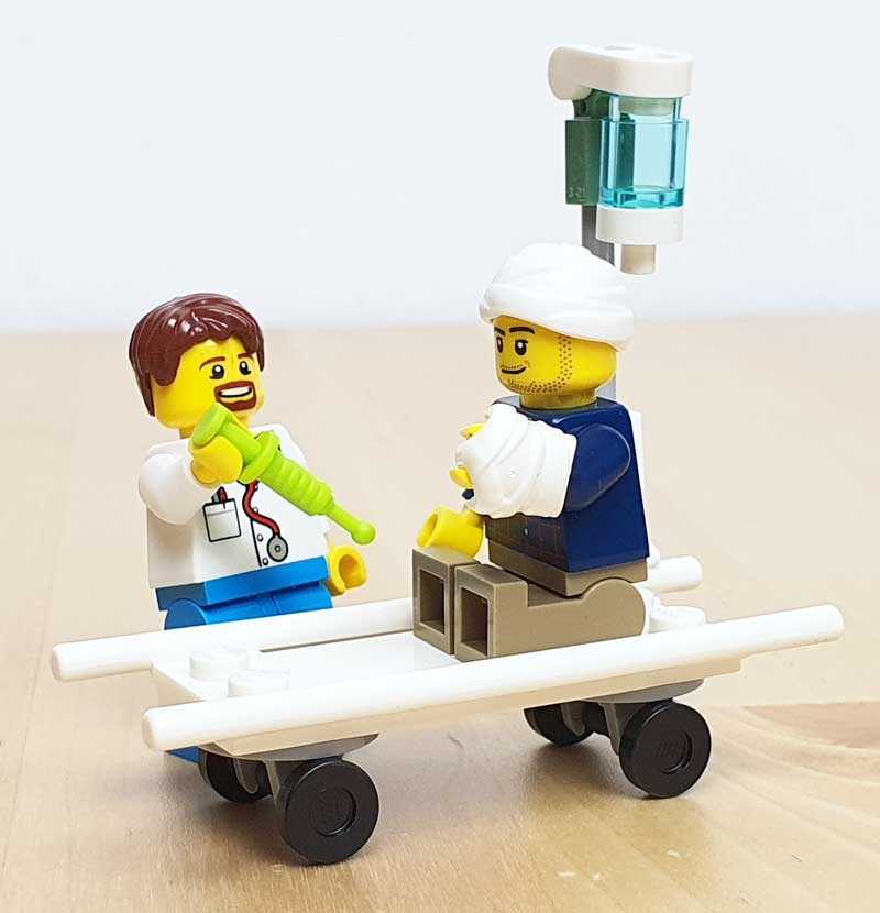 LEGO® Minifiguren Arzt und Patient mit Trage