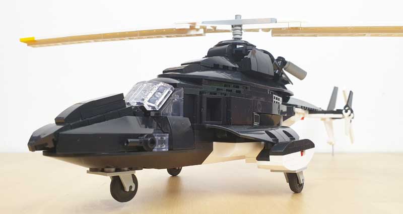 Schwarzer Hubschrauber Airwolf von der Seite
