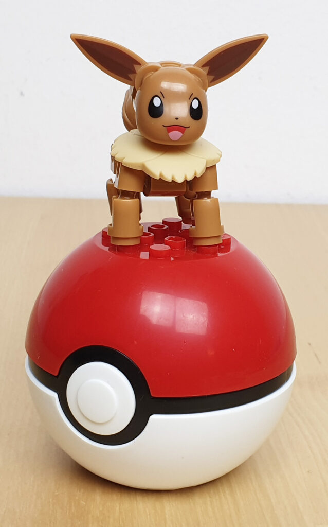 Evoli von Mega Construx auf seinem Pokéball