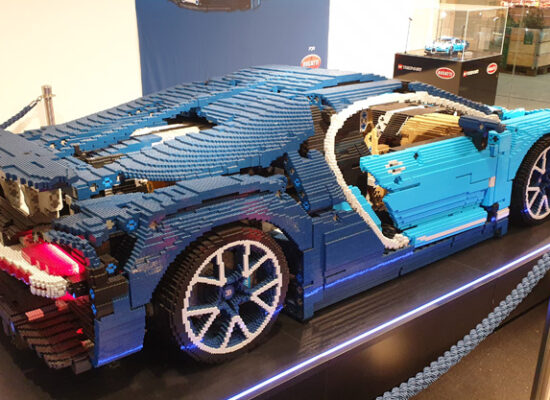 LEGO® Bugatti Modell als Nachbau im Tibarg Center ansehen