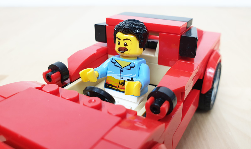 Custom LEGO®-Minifigur Tom Selleck in seinem Ferrari