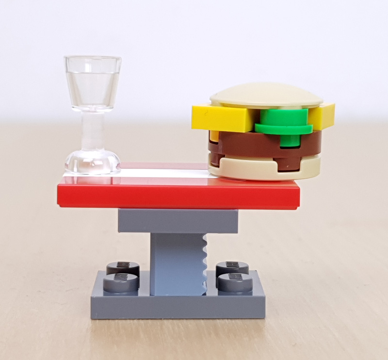 Tisch mit Glas und Cheeseburger Lego Marvel Adventskalender
