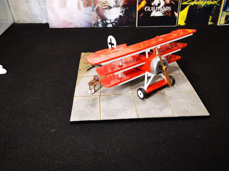 COBI Fokker Red Baron auf einem kleinen Flugplatz (2974)