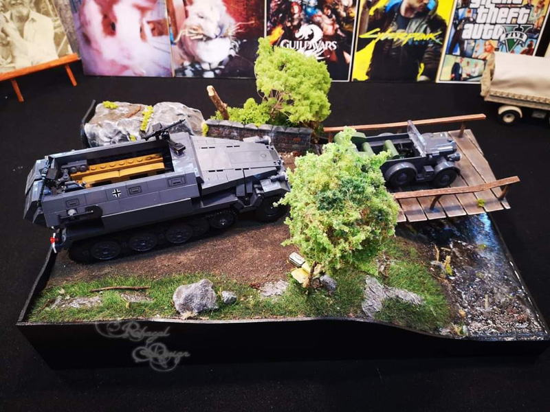 Diorama mit SD. KFZ. 251/1 (2552) und Horch 901 (2405)