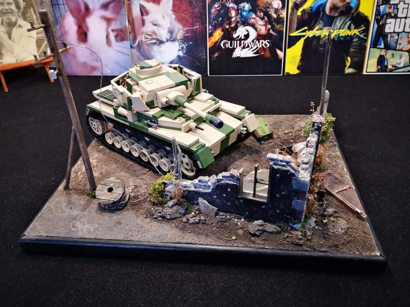 COBI Panzer IV (2508) vor einer alten Hausruine