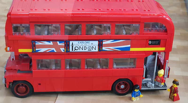 Londoner Bus mit den Minifiguren von Mads und Lisa - außerdem: Die Queen