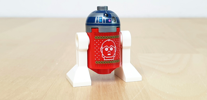 LEGO Star Wars Adventskalender 75340 igur von R2D2 mit einem Weihnachtspullover mit C-3PO Gesicht