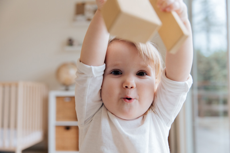 Objekte greifen lernen - ein wichtiger Entwicklungsschritt für Kinder