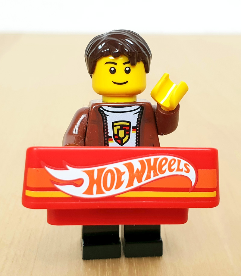 Lego Minifigur mit Hot Wheels Logo 