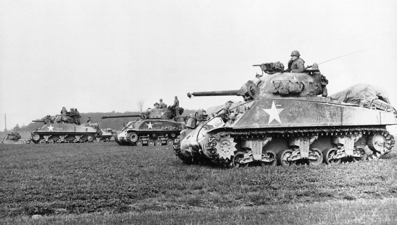 Sherman-Panzer auf dem Vormarsch