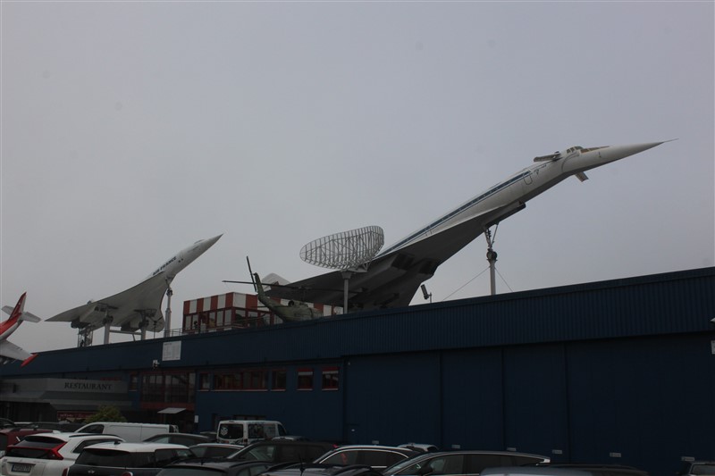 Die beiden Überschallpassagierflugzeuge Tu-144 vorne und Concorde hinten auf dem Dach des Technikmuseums Sinzheim von vorne fotografiert