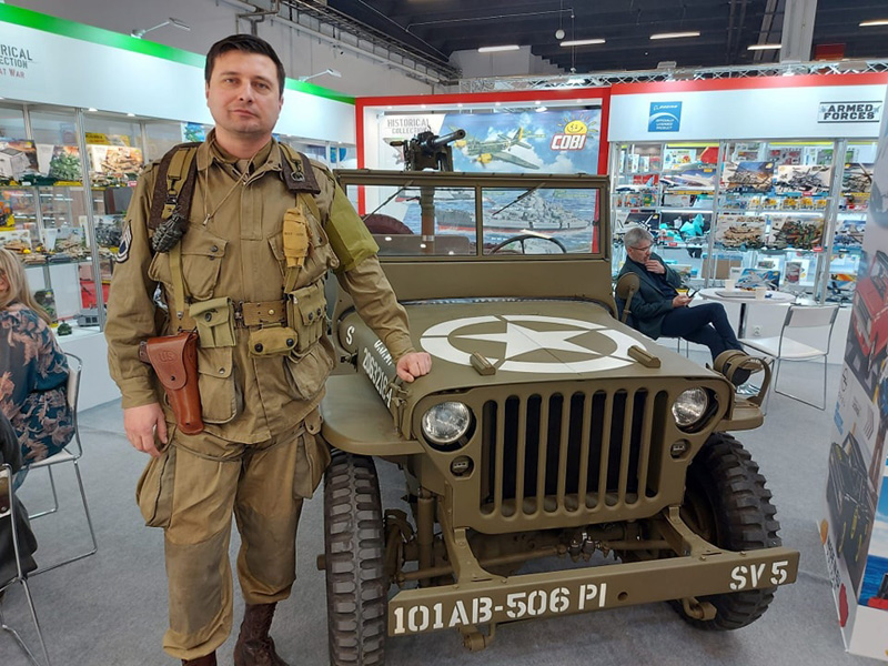 COBI auf der Spielwarenmesse in Kielce Willys Jeep mit Arthur Machlowski