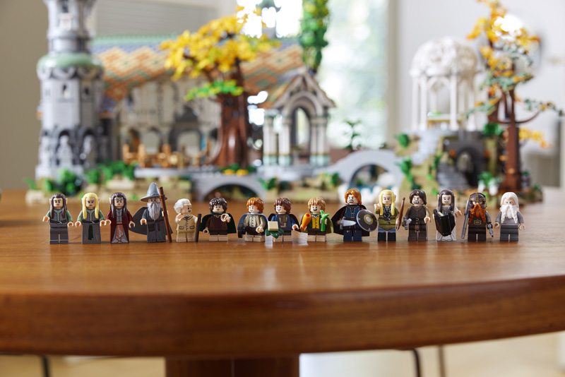LEGO Herr der Ringe Bruchtal 10316 Minifiguren vor Set