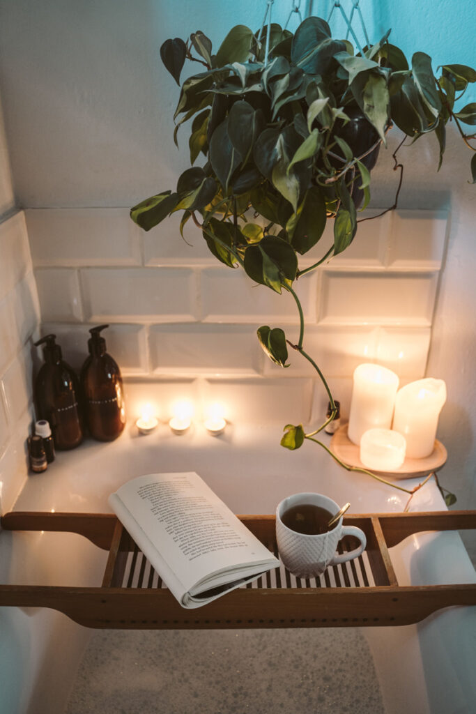 Wellness in der Badewanne Kerzen und ein Buch