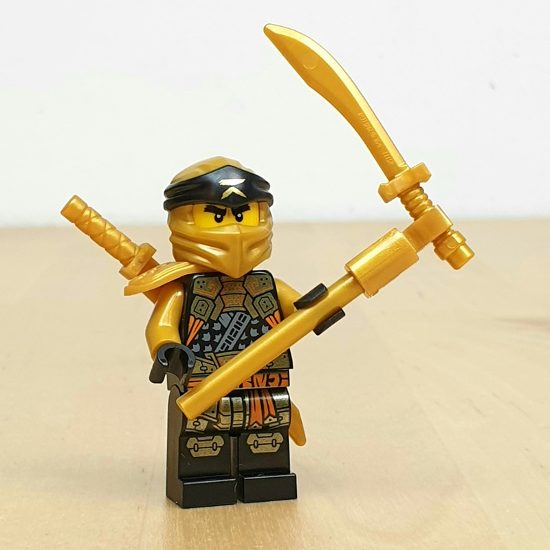 LEGO Ninjago Heft 95/2022 Goldener Cole Minifigur mit Schwertsense und Katana Seitenansicht