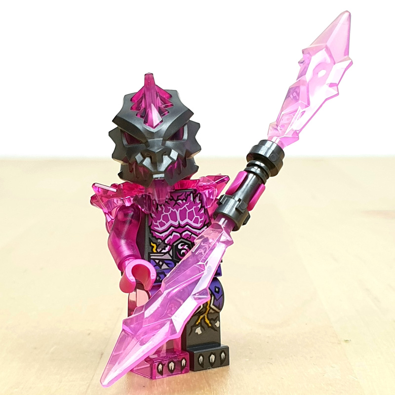 LEGO Ninjago Heft Nr. 96/2022 Vergeltungsstein-Wächter Minifigur Seitenansicht