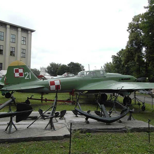 COBI News 45 Ilyuschin Original vor dem polnischen Armeemuseum in Warschau