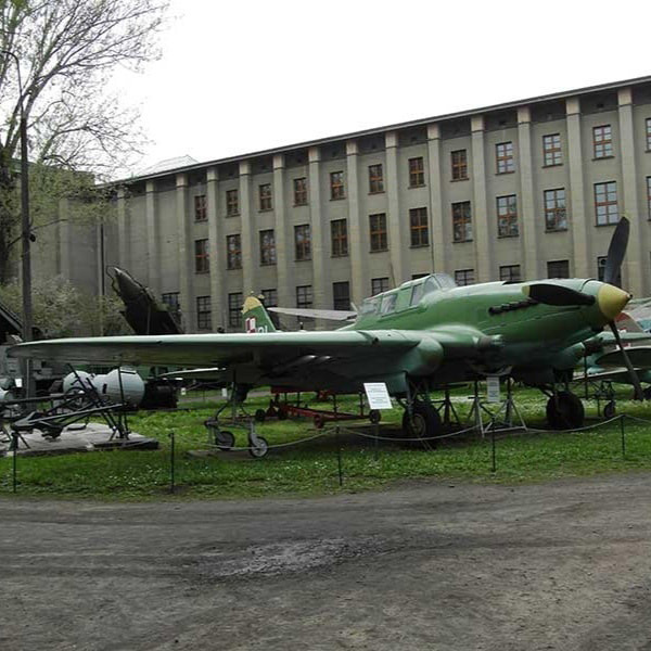 COBI News 45 Ilyuschin Original vor dem polnischen Armeemuseum in Warschau