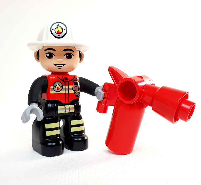 LEGO Duplo Feuerwehrmann Florian Vorderansicht mit Feuerlöscher