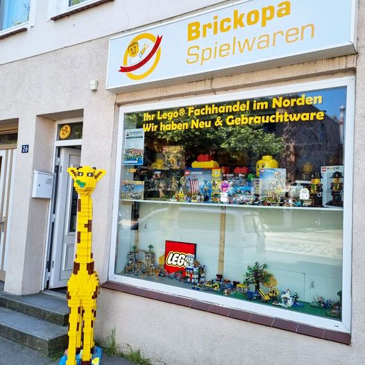 Brickopa Spielwaren Geburtstag Giraffe vor dem Laden