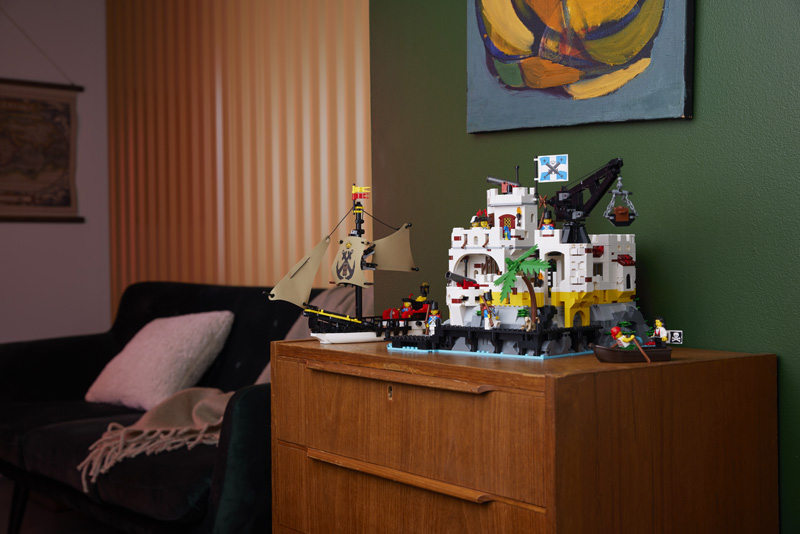LEGO Eldorado Festung 10320 Lifestyle Set auf Kommode