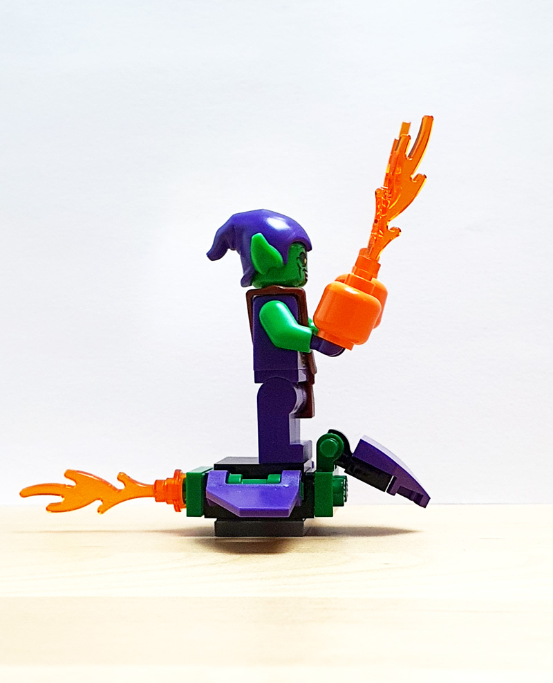LEGO Spider-Man Magazin 4/2023 Green Goblin Minifigur Vorderseite mit Kürbisbombe und Gleiter