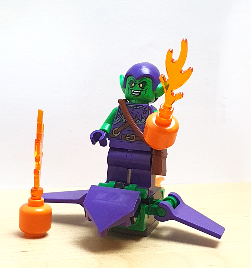 LEGO Spider-Man Magazin 4/2023 Green Goblin Minifigur Vorderseite mit Kürbisbombe und Gleiter