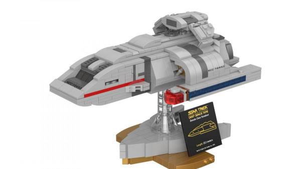 BlueBrixx Star Trek Danube Klasse Runabout Midsize 105691 Set auf Displayständer