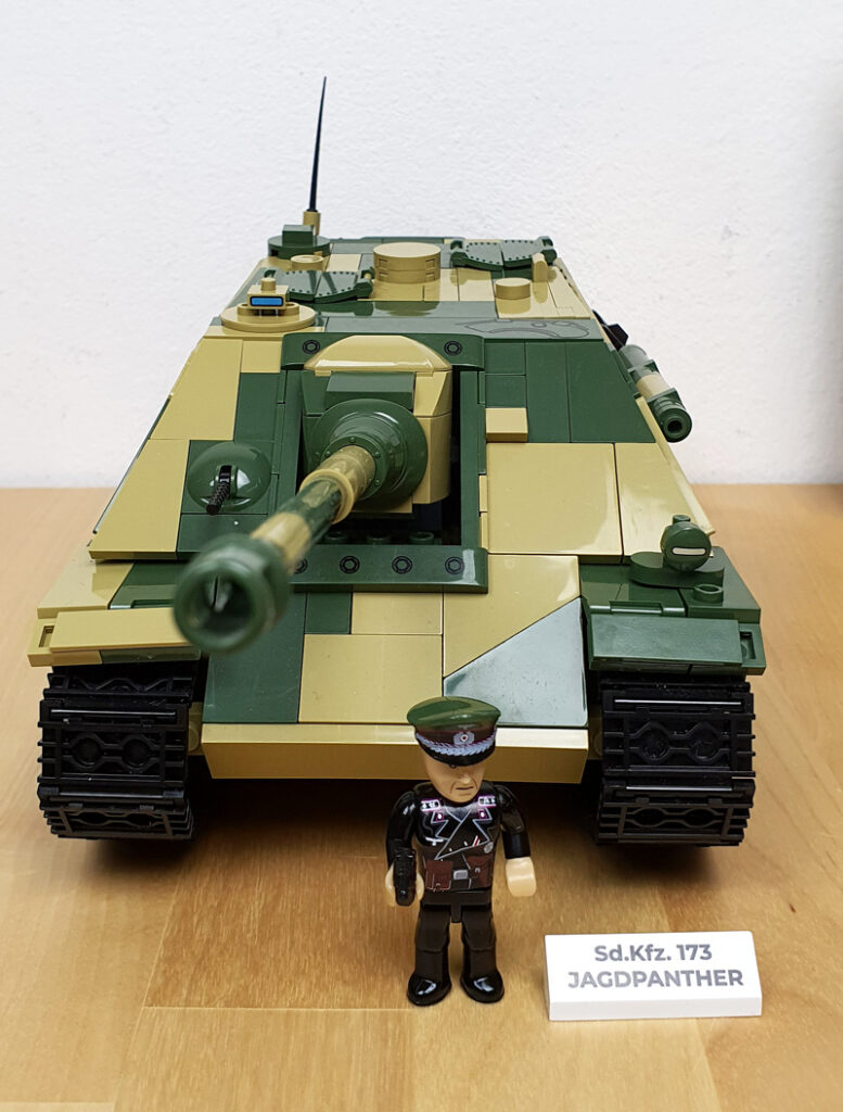COBI Jagdpanther Sd.Kfz 173 2574 Vorderansicht mit Figur