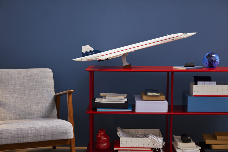 LEGO Icons Concorde 10318 Lifestylebild Flugzeug im Regal