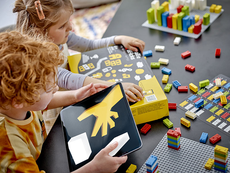LEGO Braille Steine Verpackung Kind spielt