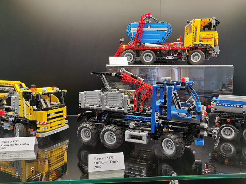 LEGO-Ausstellung Museum Petersberg Technic Vitrine mit Fahrzeugen