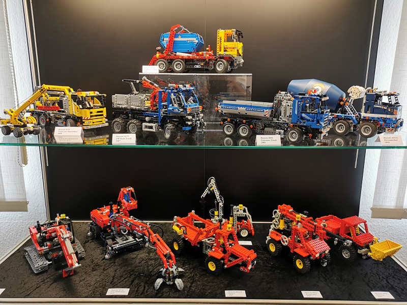 LEGO-Ausstellung Museum Petersberg Technic Vitrine mit Fahrzeugen