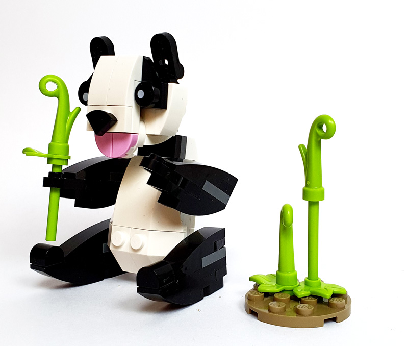LEGO Creator Polybag Pandabär aufgebaut mit Bambusdeko