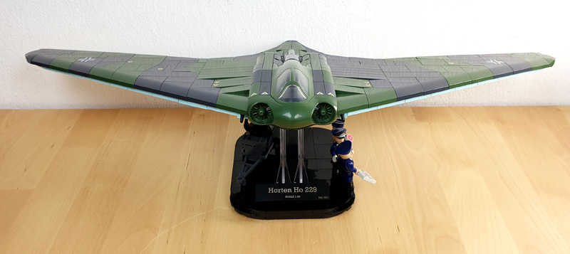 COBI Horten Ho 229 5756 Limited Edition Modell gebaut auf Displayständer plus Minifiguren und Tankwagen