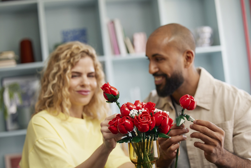 LEGO Rosenstrauß 10328 Lifestyle Paar mit Blumen am Tisch