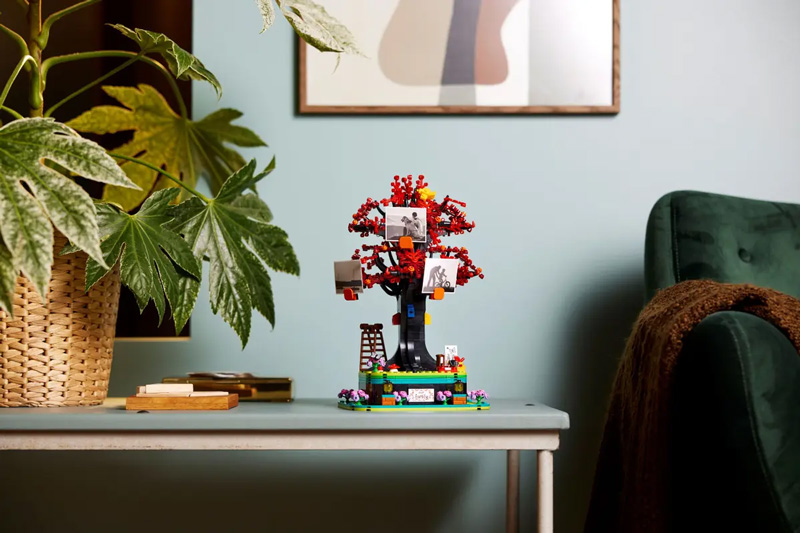 LEGO Familienbaum 21346 Lifestyle Set auf Tisch