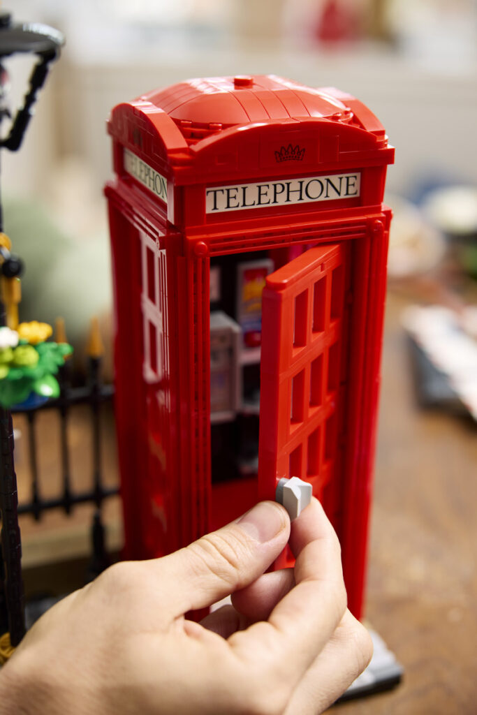 LEGO Ideas 21347 Rote Londoner Telefonzelle Set Detail Türen