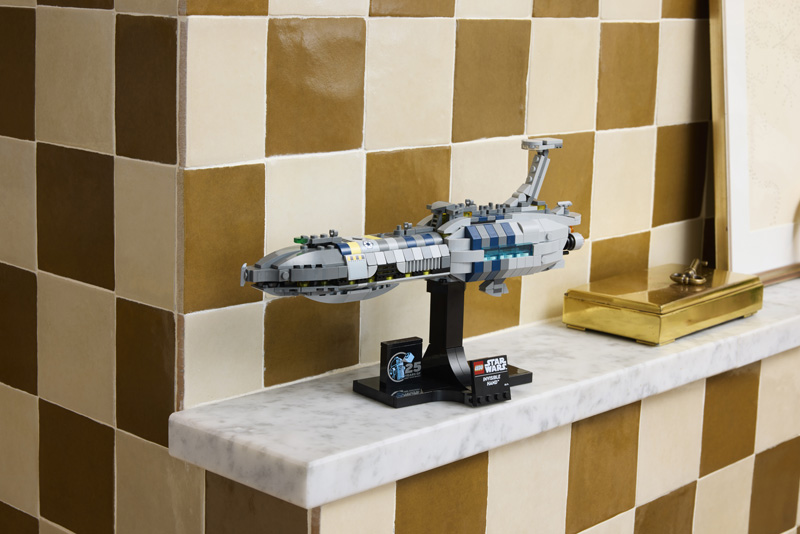 LEGO Star Wars 25 Jahre Invisible Hand 75377 Set ausgestellt