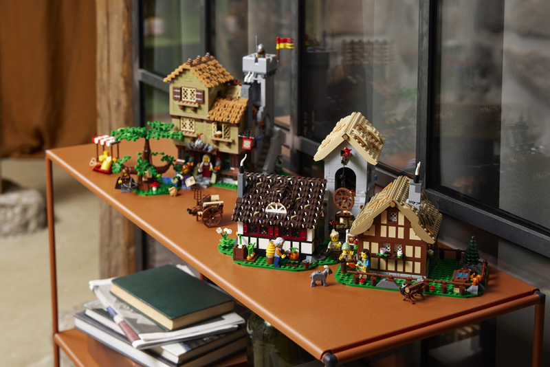 LEGO Mittelalterlicher Stadtplatz 10332 Titel