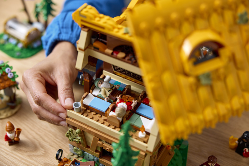 LEGO Schneewittchens Hütte 43242 Lifestyle Set aufgebaut Detail Schlafsaal Zwerge