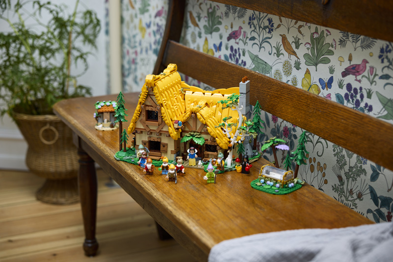 LEGO Schneewittchens Hütte 43242 Lifestyle Set aufgebaut