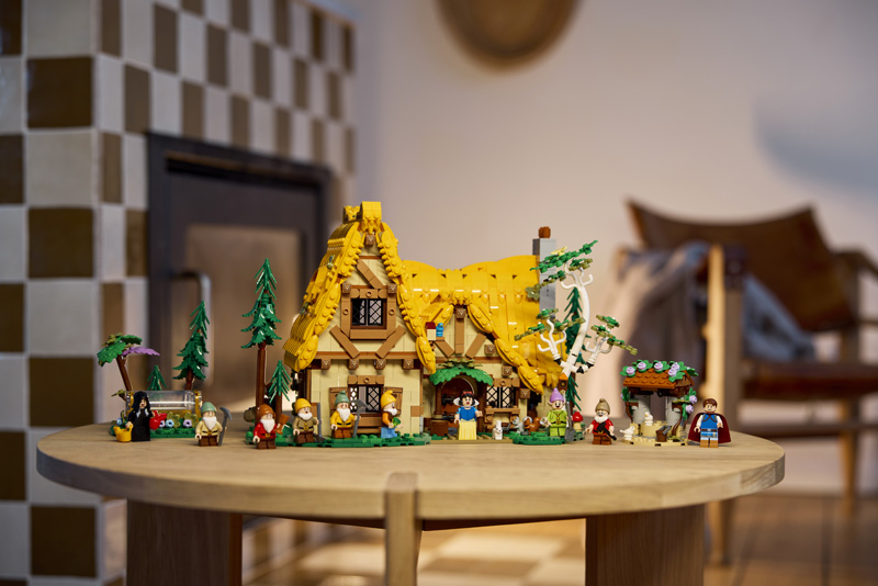 LEGO Schneewittchens Hütte 43242 Lifestyle Set aufgebaut