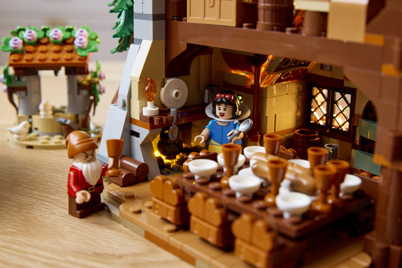 LEGO Schneewittchens Hütte 43242 Szene Minifiguren Schneewittchen und Zwerge