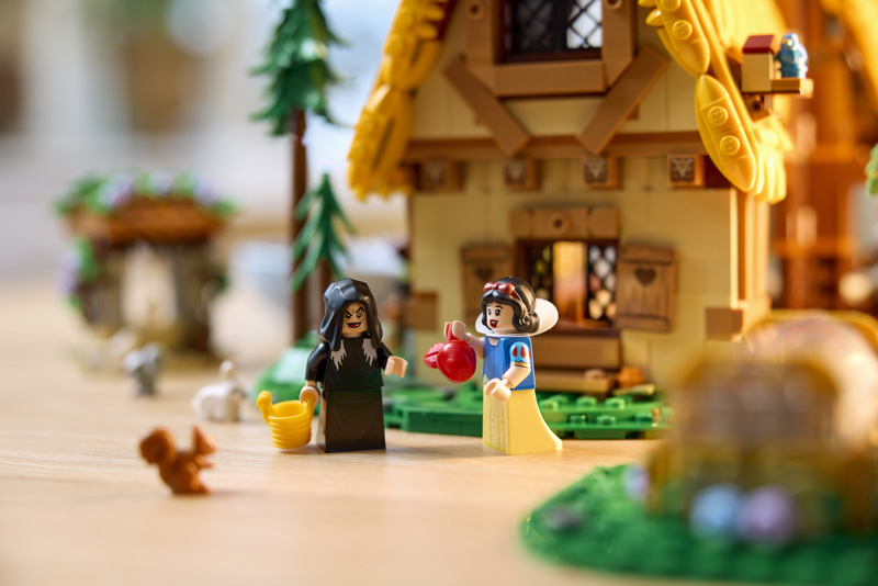 LEGO Schneewittchens Hütte 43242 Szene Minifiguren Schneewittchen und Stiefmutter