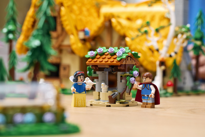LEGO Schneewittchens Hütte 43242 Szene Minifiguren Schneewittchen und Prinz